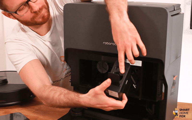 Reinigungsmittel Fach in der Ultra Station des Roborock S8 MaxV wird herausgezogen.